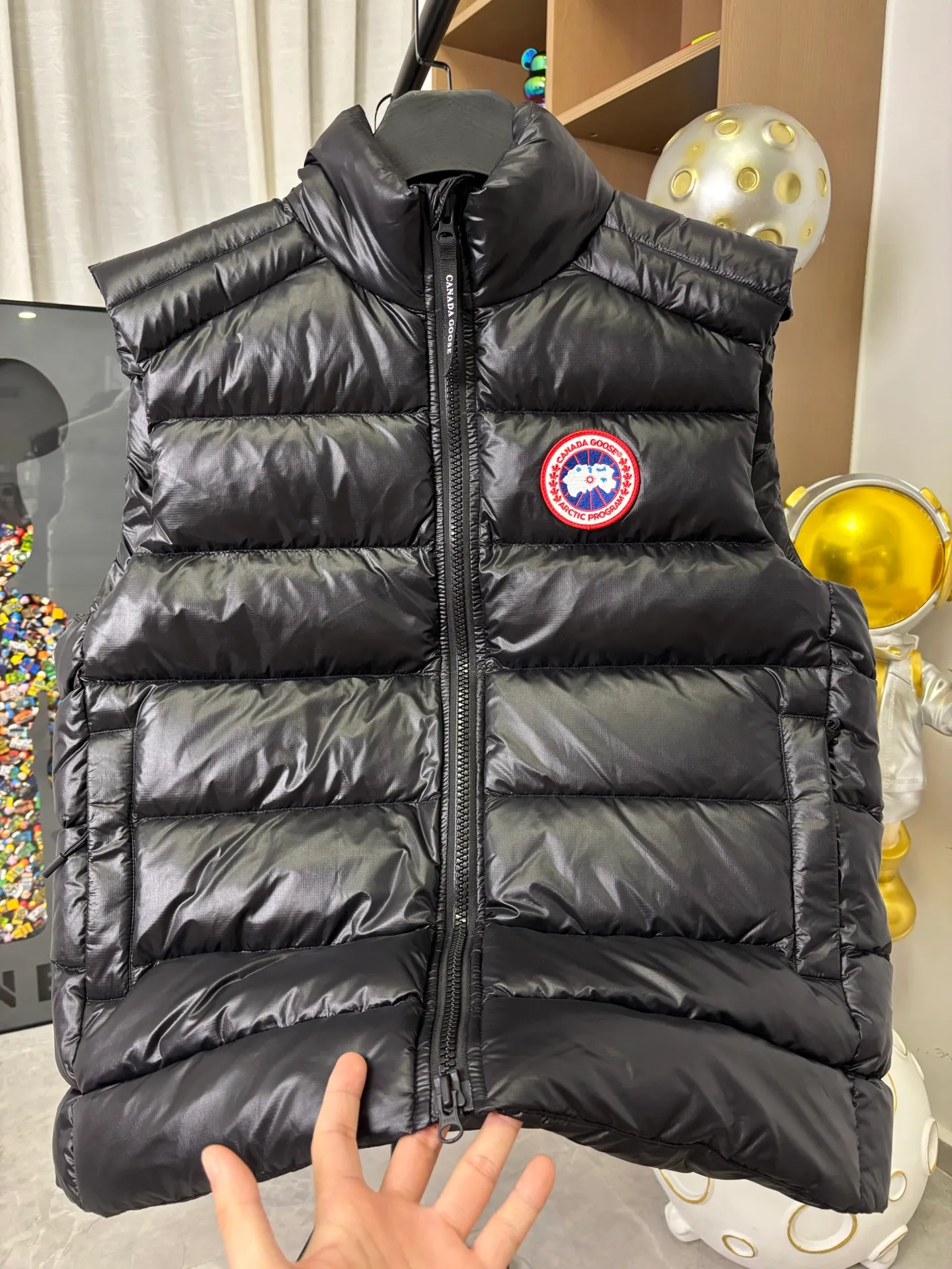 P570 Style number: DC221# [Canada Goose] CROFTON Canada Goose series lightweight 90 down vest R water-repellent treatment Winall windproof fabric 90 white duck down 700 down filling Original mold opening 1:1 Detailed production The upper body effect is stunning The highest version on the market Six sizes~ Color: Black Silver Size: XS-XXL [Picture 9️⃣ Size chart]